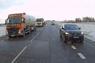 Wyprzedzanie na czołówkę zakończone jazdą pasem awaryjnym