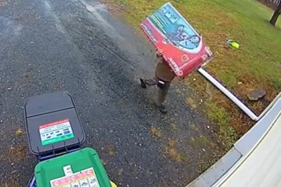 Dobry ziomek kurier ukrywa paczkę podczas dostawy 