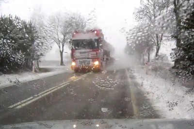 Pirat drogowy w ciężarówce wyprzedza na czołówkę 