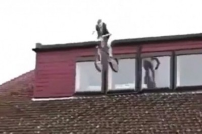 Młody mocno się przeliczył. Bardzo nieudany skok z dachu