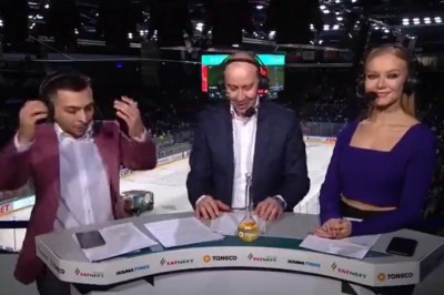 Ładna kobieta w studio kontra dwóch ekspertów 