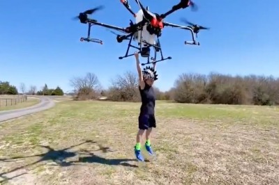 Ojciec za pomocą syna  testuje drona. Daleko nie poleciał