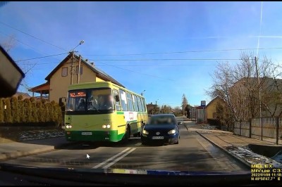 Mistrzowskie wyprzedzanie autobusu na trzeciego