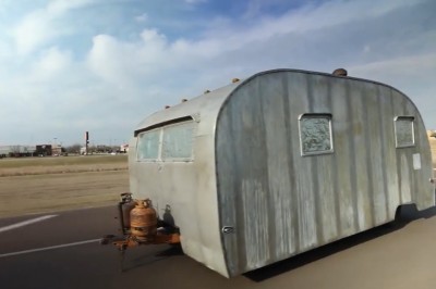 Lecisz sobie spokojnie autostradą, a tu wyprzedza Cię przyczepa 