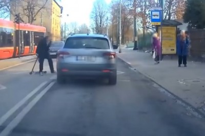 Seba na hulajnodze kozaczy na środku ulicy w Katowicach 