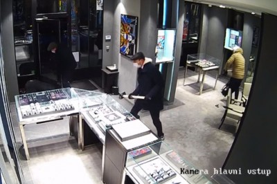 Wjechali jak do siebie i wynieśli zegarki za 4 mln zł 