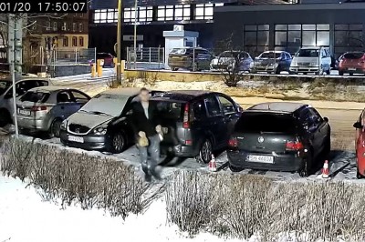 Cwaniak wyrzucający śmieci z auta nie miał pojęcia, że nagrywa go kamera