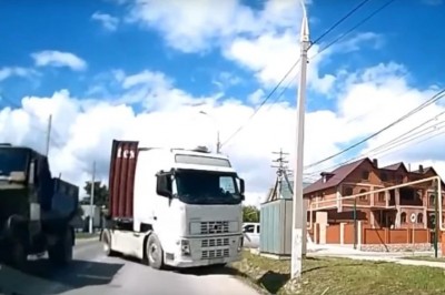 TIR kontra osobówka. Kto jest sprawcą w tej sytuacji 