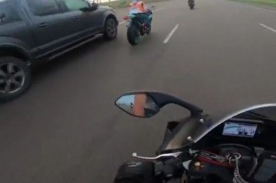  SUV kontra Motocyklista. Mocne spotkanie na autostradzie