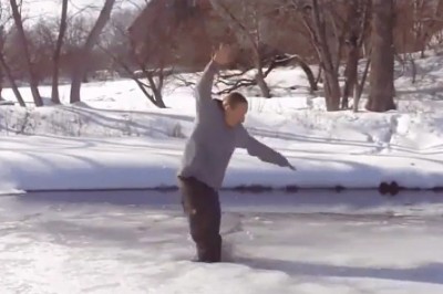 Jak wydostać się z wody, gdy załamie się pod nami lód