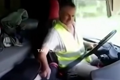 Przeszkadzała mu torba, więc skasował TIRa. Tak się kończy nieuwaga za kółkiem