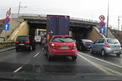 Kiedy tak Ci się spieszy, że ładujesz się prosto pod TIRa