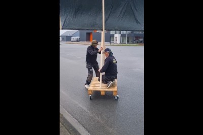 Ziomki w pracy postanowili zrobić sobie żaglówkę i ją przetestować 