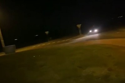 Lot przez rondo samochodem. Urządzili sobie konkurs? 