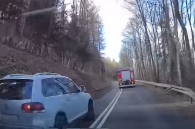 Na podwójnej ciągłej wyprzedzał strażaków na sygnałach