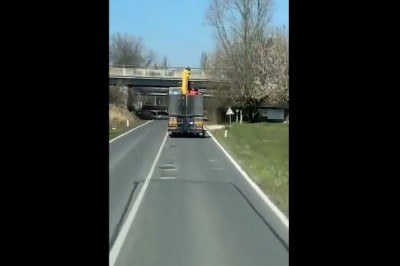 Koparka na TIRze kontra wiadukt. Kierowca źle wymierzył 