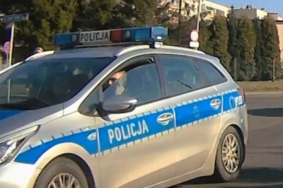 Ty dostałbyś za to mandat, a czy ten policjant otrzyma? 
