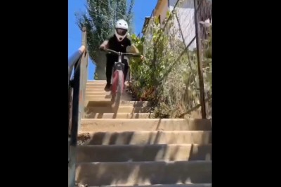 Hardcorowy typ na rowerze i jego pechowy zjazd