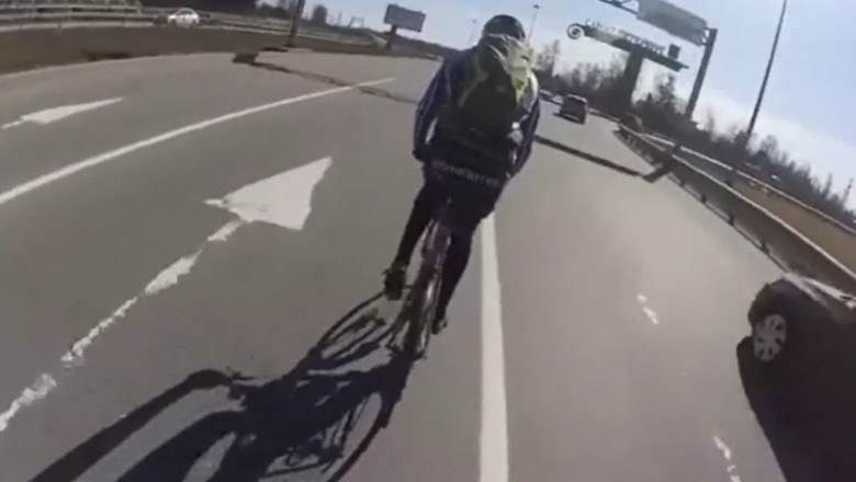 Ciężarówka kontra rowerzysta na autostradzie