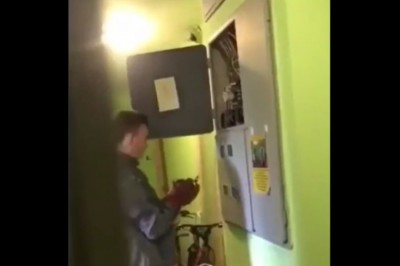 Kiedy elektryk amator zaczyna grzebać w skrzynce na klatce schodowej