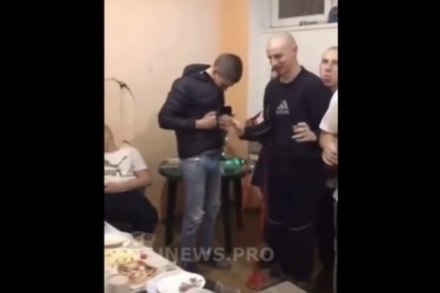 Seba na imprezie i jego sztuczka ze znikającym żarciem