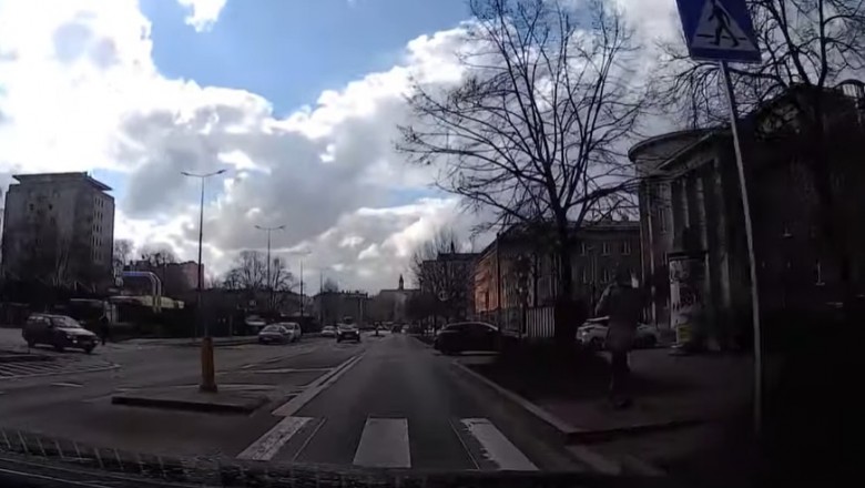 Pieszy rzucił butelką w szybę, bo kierowca nie zatrzymał się przed przejściem