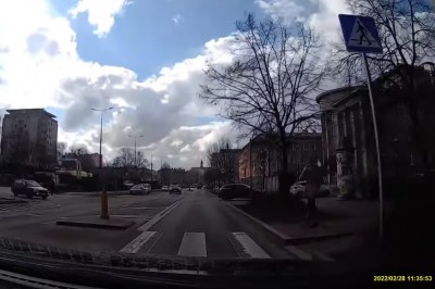 Pieszy rzucił butelką w szybę, bo kierowca nie zatrzymał się przed przejściem 