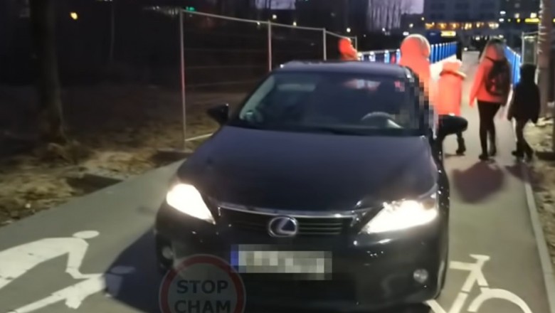 Mistrzyni w Lexusie wjechała na kładkę dla pieszych