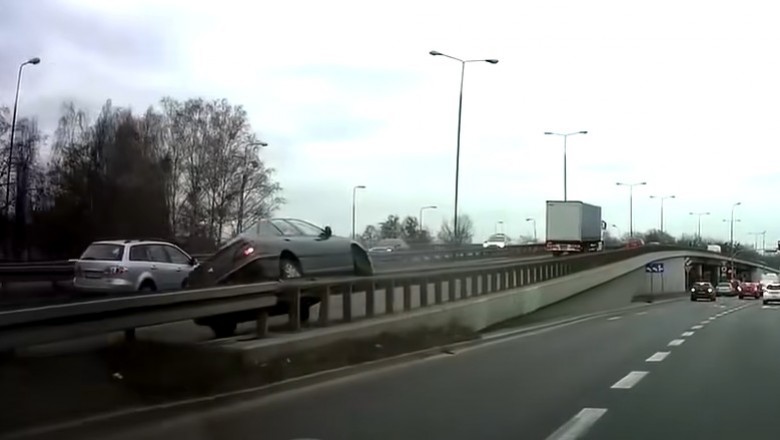 Parkowanie na barierce. Tak się skończyła brawurowa jazda Peugeotem