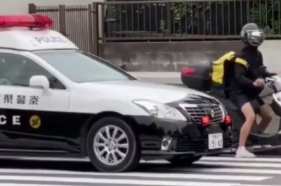 Gość na skuterze kontra policjanci w radiowozie. Pięknie się z nimi zabawił