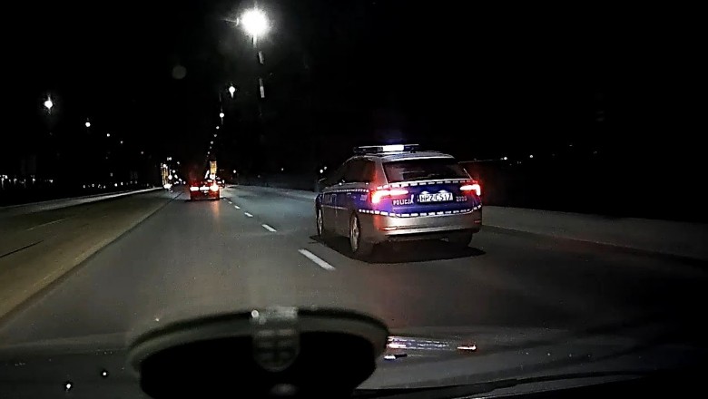 Policjanci przyspieszają przed fotoradarem, który robi im zdjęcie