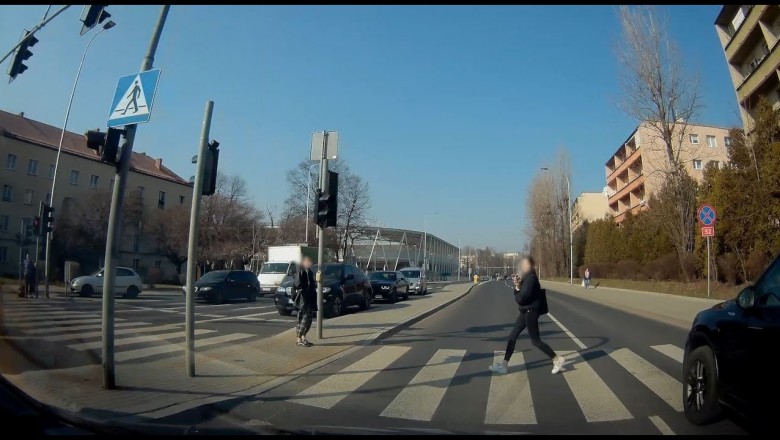 Dziewczyna na pasach myśli, że jest niezniszczalna. Ku przestrodze