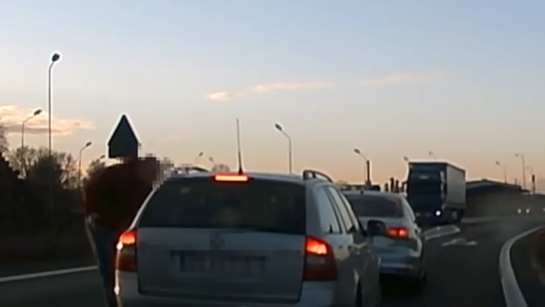 Dwaj kierowcy o mało nie doprowadzają do poważnego wypadku