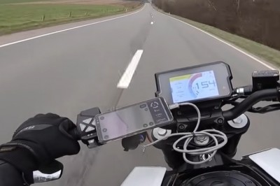 Jechali w trzech motocyklami na czołówkę. Wszystko nagrali