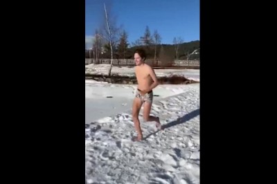 Kiedy chcesz przywitać wiosnę skokiem do zamarzniętego jeziora 