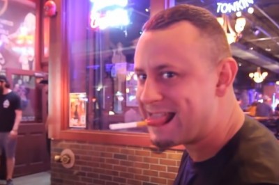 Gość i jego sztuczka z papierosem. To już jest wyższy poziom iluzji