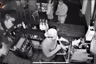 Kiedy chcesz się popisać przed dziewczynami, a kończysz jako barowy przegryw