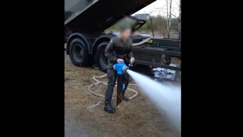Żołnierka kontra hydrant. Nie mogła sobie z nim poradzić