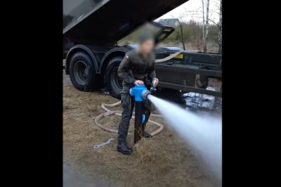 Żołnierka kontra hydrant. Nie mogła sobie z nim poradzić 