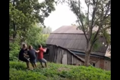 Trzech geniuszy kontra stodoła i drzewo. Trochę ich poniosło