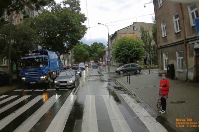 Iść czy nie iść? Kobieta i jej dziwna rozkmina na pasach w Lublinie