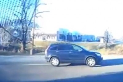 Kiedy uczysz syna jazdy samochodem, a on wjeżdża w dziurę 