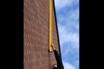 Trafiliście kiedyś na partaczy budowlańców? Zobaczcie jak postawiono ten dom 