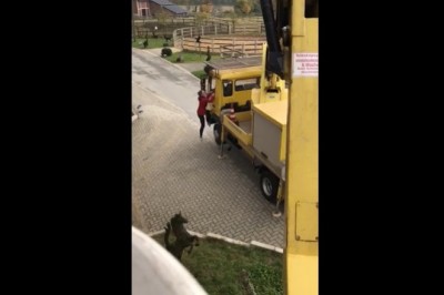 Operator podnośnika kontra kobieta. To jest dopiero konkretny żarcik