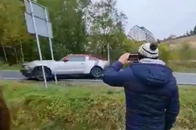 Gość ma kupę śmiechu podczas kasowania Mustanga na drzewie