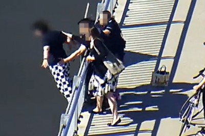 W ostatniej chwili uratowali dziewczynę stojącą za barierkami mostu 