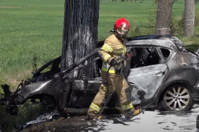 Uderzenie w drzewo przy 200 km/h? Silnik znaleziono na tylnym siedzeniu 