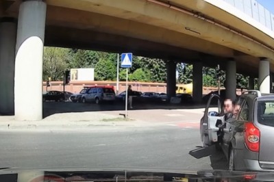 Żenujące zachowanie cwaniaka jeżdżącego chodnikiem 