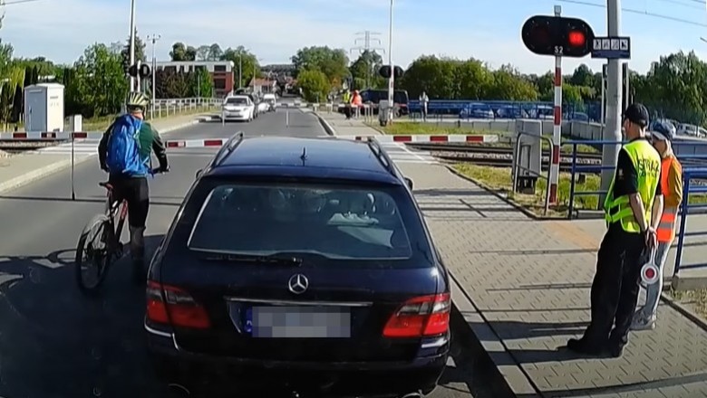 Kiedy jesteś rowerzystą i nie chce Ci się czekać na przejeździe