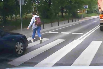 Potrącenie podczas jazdy pod prąd i wyprzedzaniu na pasach